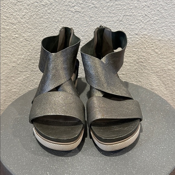 Eileen Fisher - Metallic Strappy Sandals - Picture 3 of 6